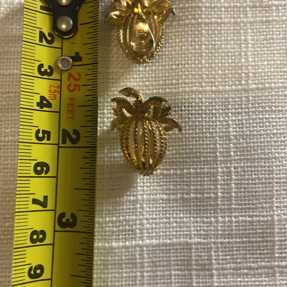 Vintage Monet Gold Tone Pineapple clip-on earrings - Picture 4 of 6